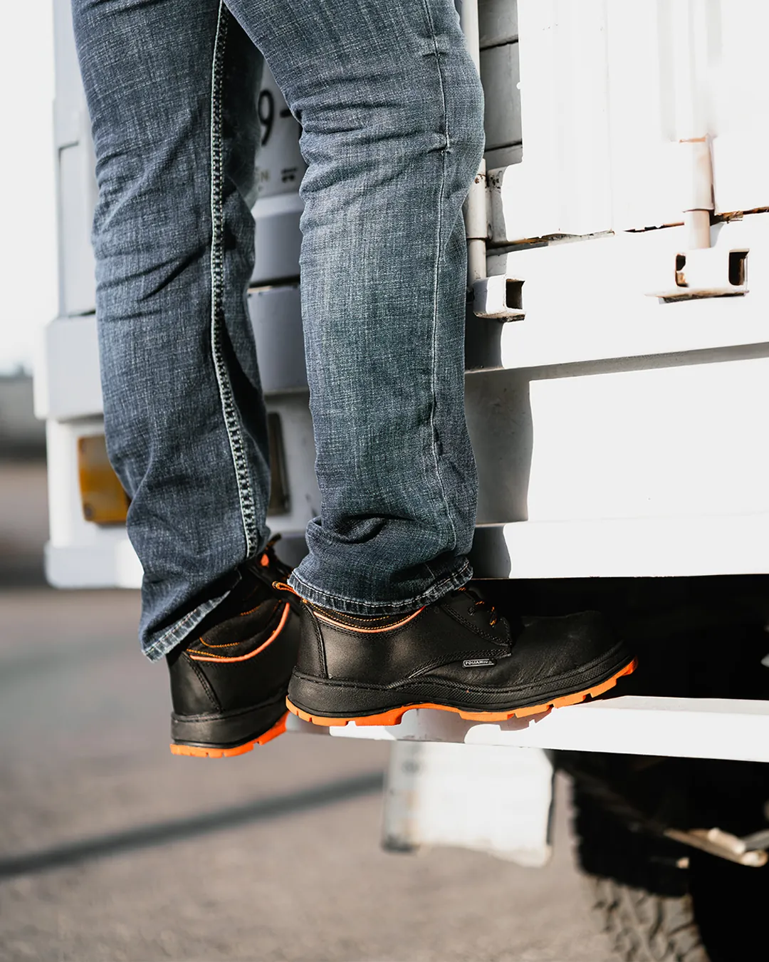 Botas, tenis y zapatos industriales y más